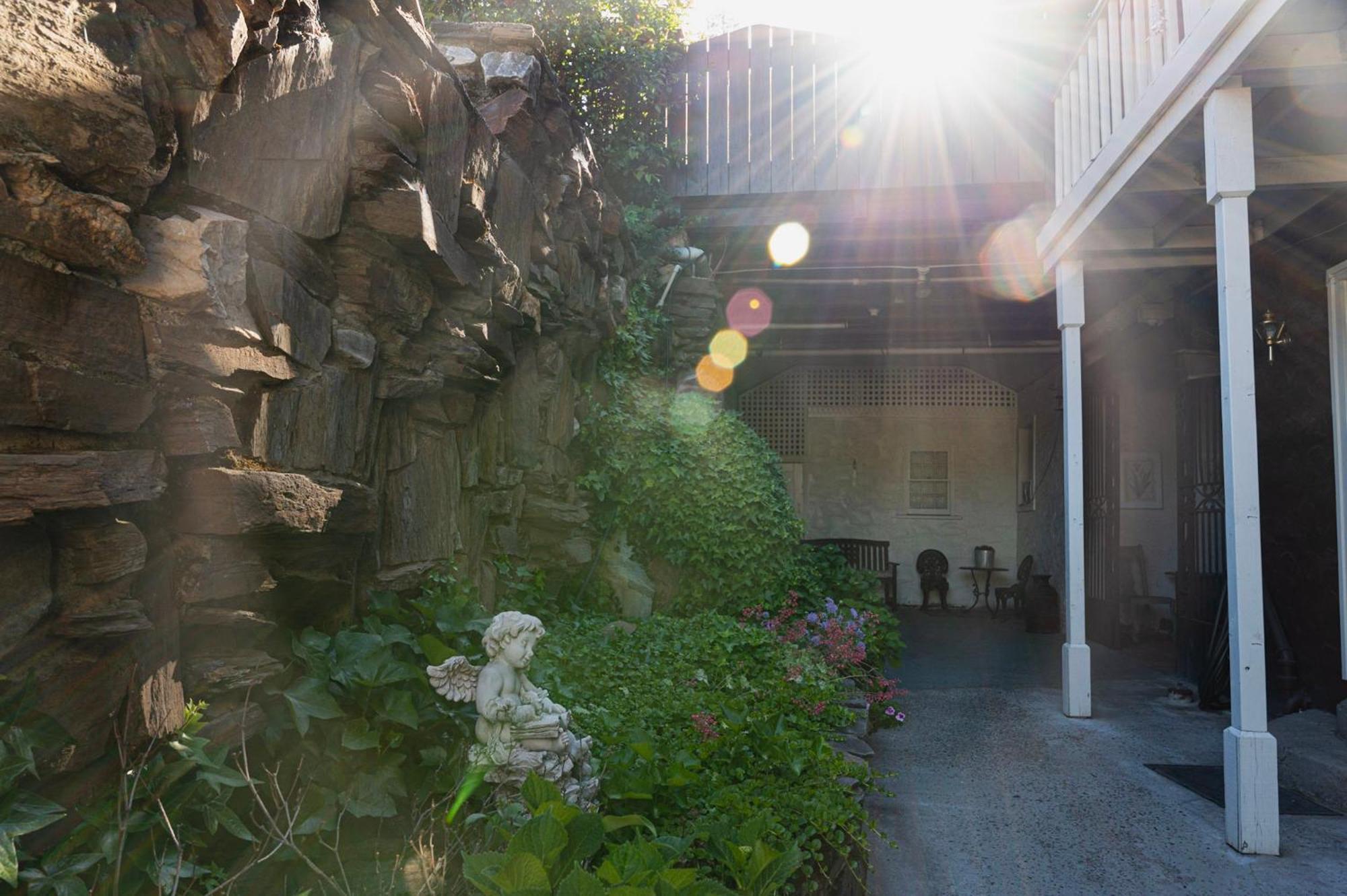 Gunn House Motel *